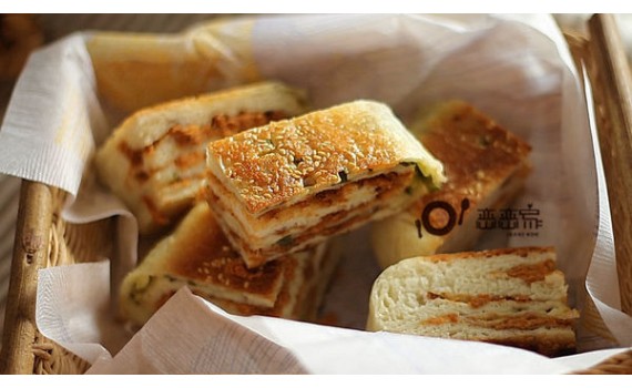 免發酵、免揉出薄膜、免烤箱的鍋煎麵包：蔥花肉鬆麵包
